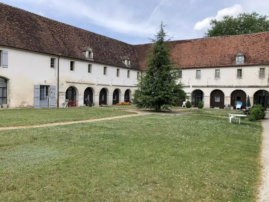 Cour intérieure à arcades de l'ancienne abbaye